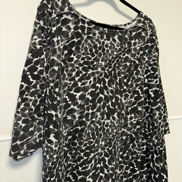 Roman's Women's Plus cheetah Black, Gray & White Short Sleeve Tee Size 3X 30/32 - Picture 3 of 8